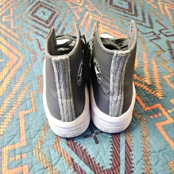 Like new Woman's Chuck Taylor‎ All Star - Picture 3 of 8